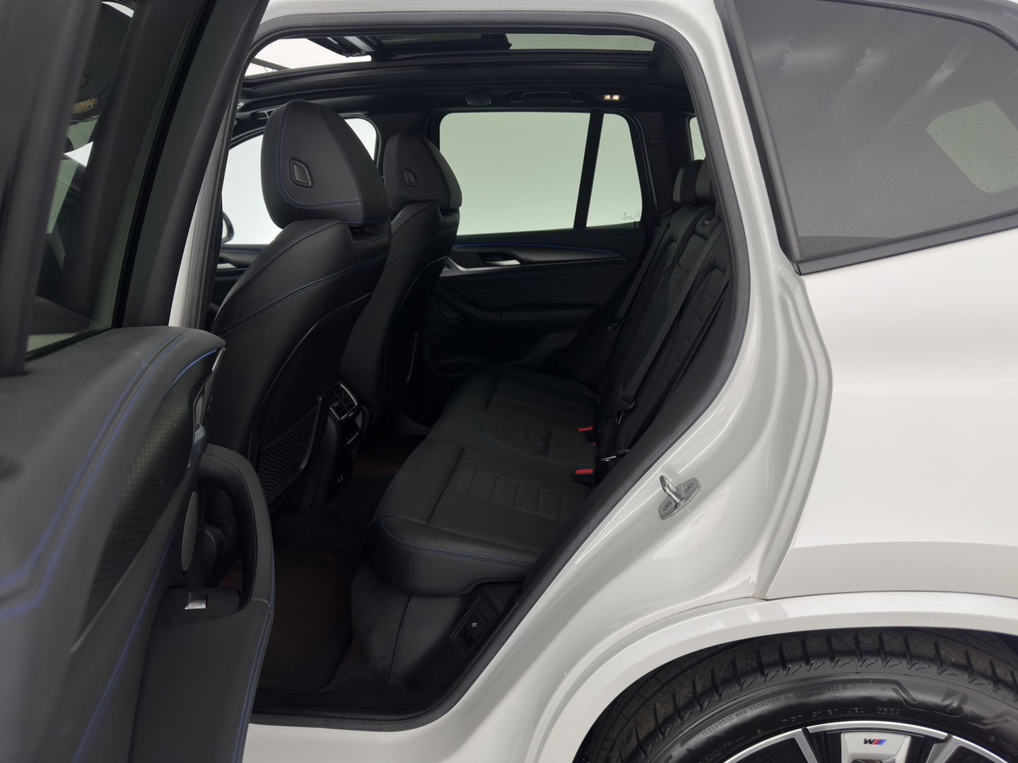 BMW iX3 M-Sportpack High Executive 80 kWh [3-Fase] {SOH-98%} (INCL-BTW) *PANO | LUXURY-LEATHER | HEAD-UP | ADAPTIVE-CRUISE | HEATED-SPORTSEATS | KEYLESS | SHIFT-PADDLES | AMBIENT-LIGHT | BLIND-SPOT | FULL-LED |  MEMORY-PACK | DIGI-COCKPIT | NAVI-FULLMA