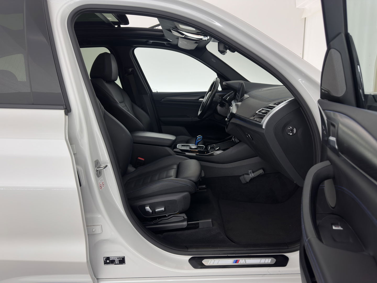 BMW iX3 M-Sportpack High Executive 80 kWh [3-Fase] {SOH-98%} (INCL-BTW) *PANO | LUXURY-LEATHER | HEAD-UP | ADAPTIVE-CRUISE | HEATED-SPORTSEATS | KEYLESS | SHIFT-PADDLES | AMBIENT-LIGHT | BLIND-SPOT | FULL-LED |  MEMORY-PACK | DIGI-COCKPIT | NAVI-FULLMA