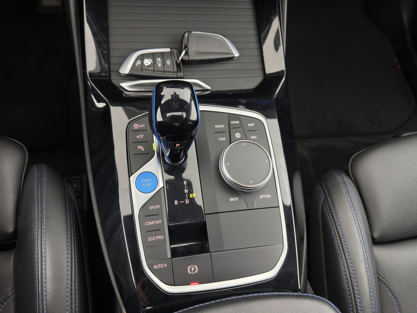 BMW iX3 M-Sportpack High Executive 80 kWh [3-Fase] {SOH-98%} (INCL-BTW) *PANO | LUXURY-LEATHER | HEAD-UP | ADAPTIVE-CRUISE | HEATED-SPORTSEATS | KEYLESS | SHIFT-PADDLES | AMBIENT-LIGHT | BLIND-SPOT | FULL-LED |  MEMORY-PACK | DIGI-COCKPIT | NAVI-FULLMA