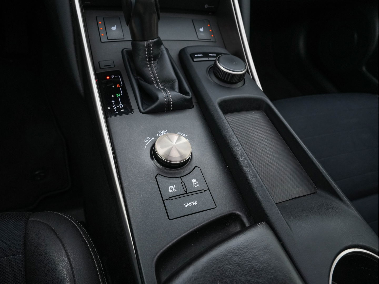 Lexus IS 300h Hybrid Business Line Aut. *PANO | LEATHER-MICROFIBRE | FULL-LED | NAVI-FULLMAP | HEATED-COMFORTSEATS | CAMERA | ECC | SHIFT-PADDLES | PDC | CRUISE | 17''ALU*