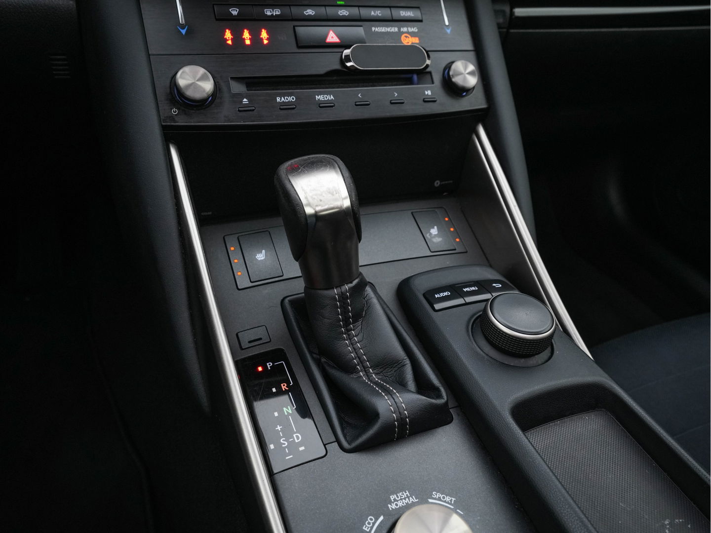 Lexus IS 300h Hybrid Business Line Aut. *PANO | LEATHER-MICROFIBRE | FULL-LED | NAVI-FULLMAP | HEATED-COMFORTSEATS | CAMERA | ECC | SHIFT-PADDLES | PDC | CRUISE | 17''ALU*