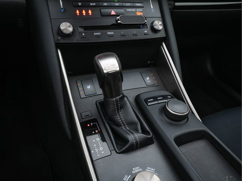 Lexus IS 300h Hybrid Business Line Aut. *PANO | LEATHER-MICROFIBRE | FULL-LED | NAVI-FULLMAP | HEATED-COMFORTSEATS | CAMERA | ECC | SHIFT-PADDLES | PDC | CRUISE | 17''ALU*