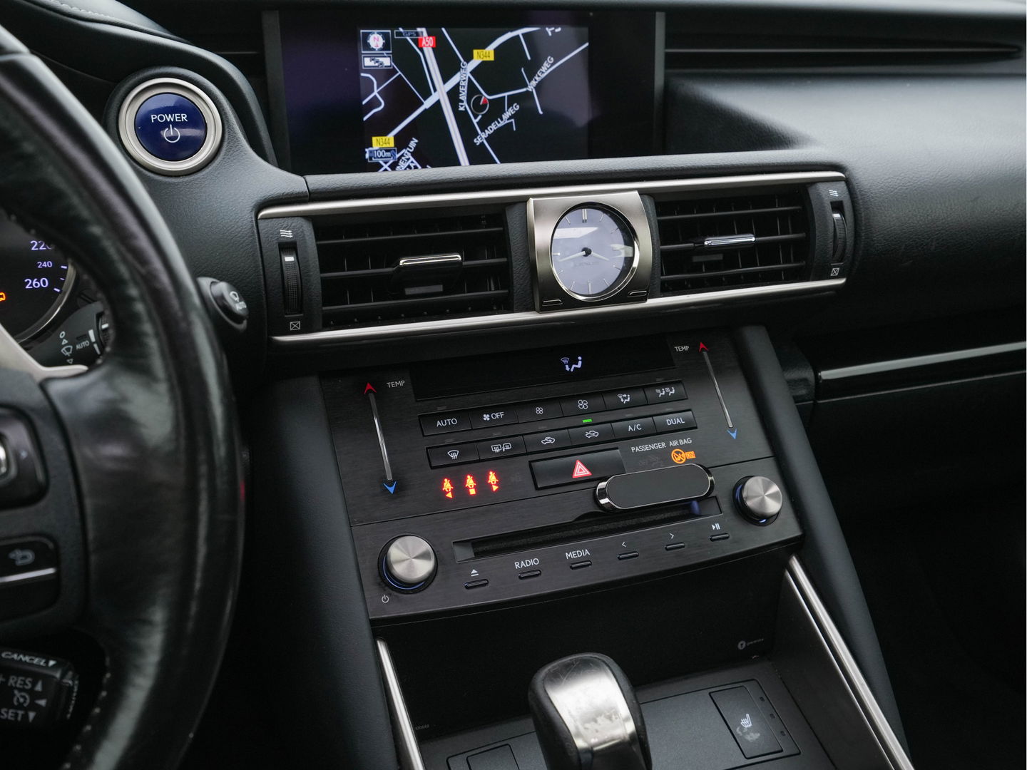 Lexus IS 300h Hybrid Business Line Aut. *PANO | LEATHER-MICROFIBRE | FULL-LED | NAVI-FULLMAP | HEATED-COMFORTSEATS | CAMERA | ECC | SHIFT-PADDLES | PDC | CRUISE | 17''ALU*
