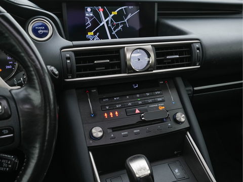 Lexus IS 300h Hybrid Business Line Aut. *PANO | LEATHER-MICROFIBRE | FULL-LED | NAVI-FULLMAP | HEATED-COMFORTSEATS | CAMERA | ECC | SHIFT-PADDLES | PDC | CRUISE | 17''ALU*