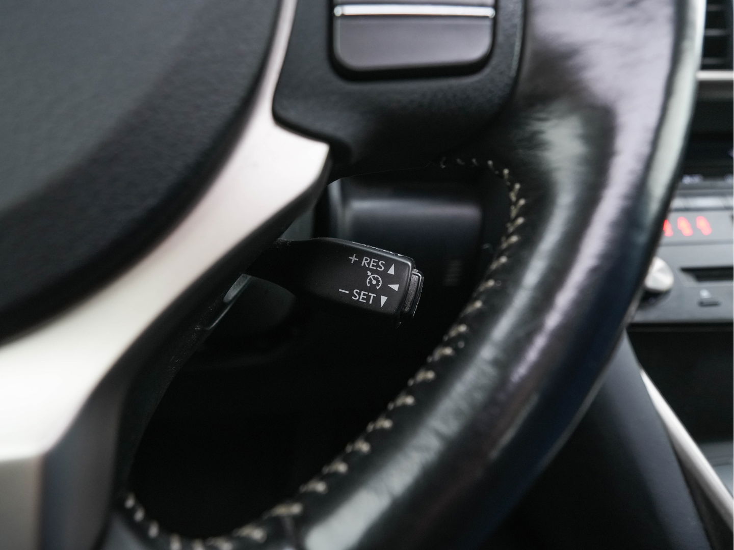 Lexus IS 300h Hybrid Business Line Aut. *PANO | LEATHER-MICROFIBRE | FULL-LED | NAVI-FULLMAP | HEATED-COMFORTSEATS | CAMERA | ECC | SHIFT-PADDLES | PDC | CRUISE | 17''ALU*