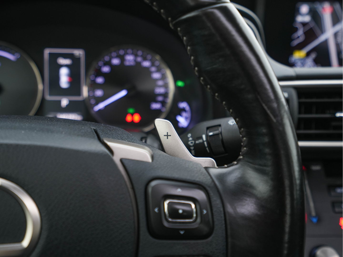 Lexus IS 300h Hybrid Business Line Aut. *PANO | LEATHER-MICROFIBRE | FULL-LED | NAVI-FULLMAP | HEATED-COMFORTSEATS | CAMERA | ECC | SHIFT-PADDLES | PDC | CRUISE | 17''ALU*