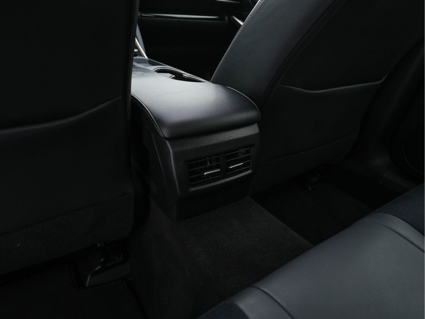 Lexus IS 300h Hybrid Business Line Aut. *PANO | LEATHER-MICROFIBRE | FULL-LED | NAVI-FULLMAP | HEATED-COMFORTSEATS | CAMERA | ECC | SHIFT-PADDLES | PDC | CRUISE | 17''ALU*