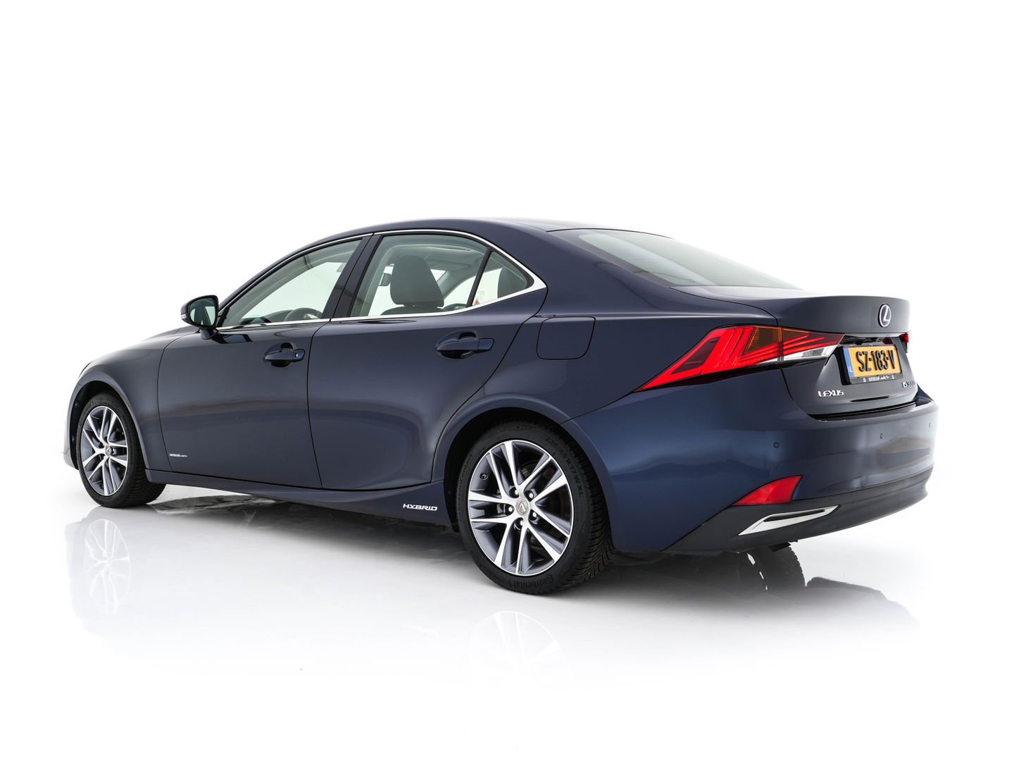 Lexus IS 300h Hybrid Business Line Aut. *PANO | LEATHER-MICROFIBRE | FULL-LED | NAVI-FULLMAP | HEATED-COMFORTSEATS | CAMERA | ECC | SHIFT-PADDLES | PDC | CRUISE | 17''ALU*