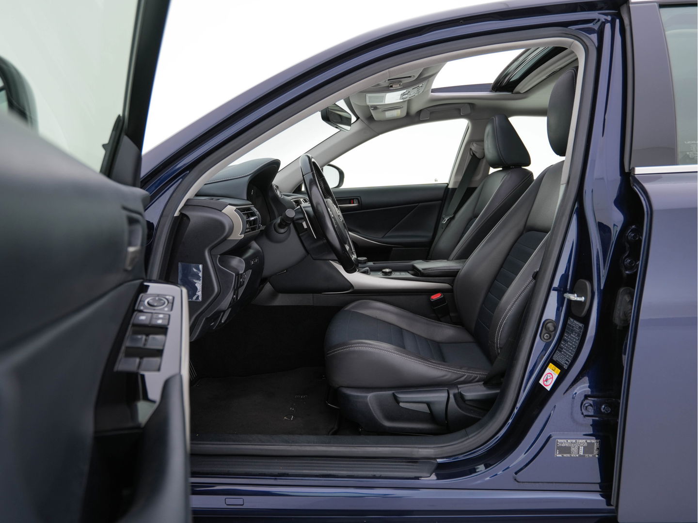 Lexus IS 300h Hybrid Business Line Aut. *PANO | LEATHER-MICROFIBRE | FULL-LED | NAVI-FULLMAP | HEATED-COMFORTSEATS | CAMERA | ECC | SHIFT-PADDLES | PDC | CRUISE | 17''ALU*