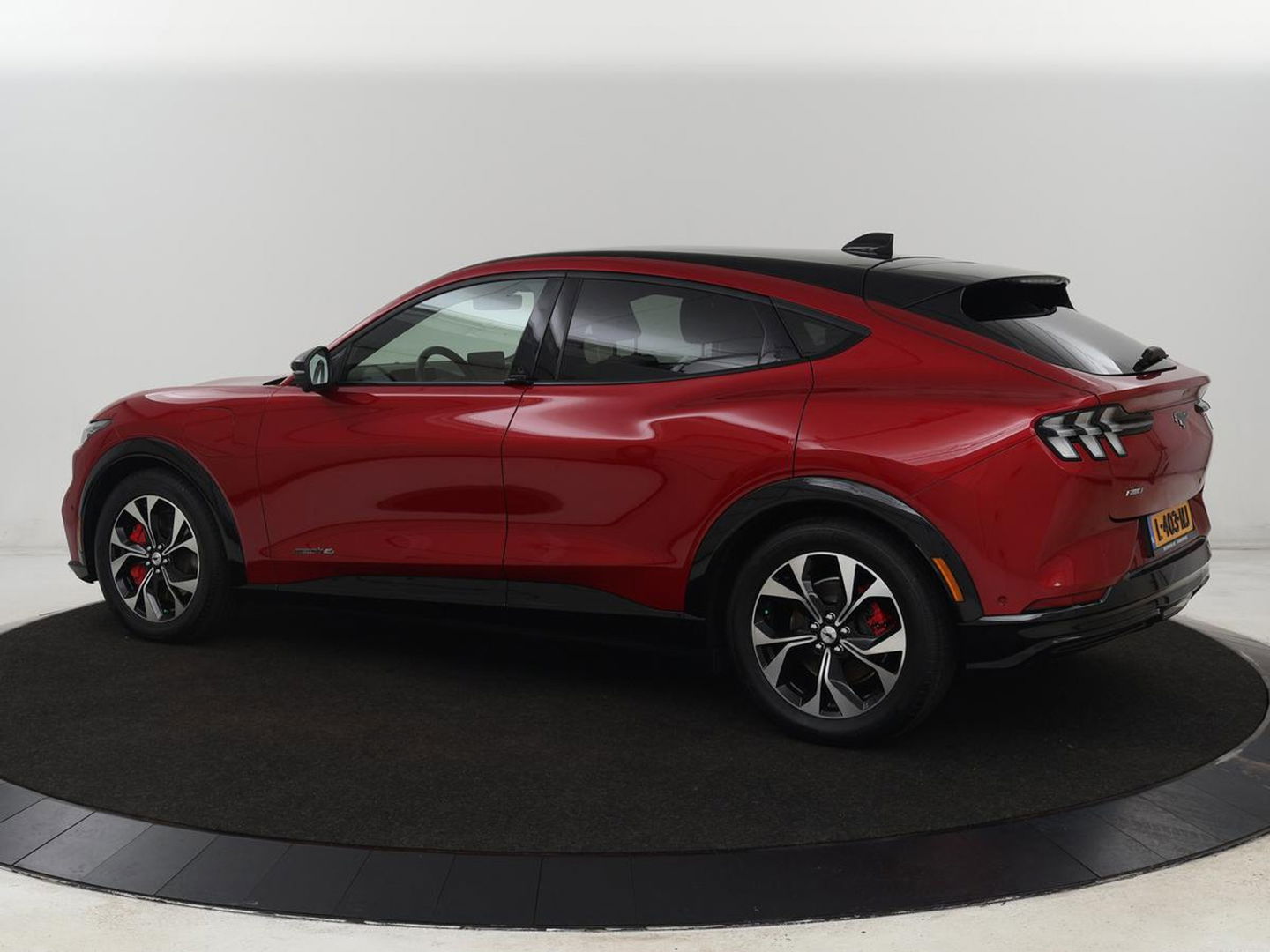 Ford Mustang Mach-E AWD 75 kWh | Panoramadak | 360 Camera | Leder | Stoelverwarming | Adaptive cruise | Carplay | Park Assist | Navigatie | Full LED | B&O Sound