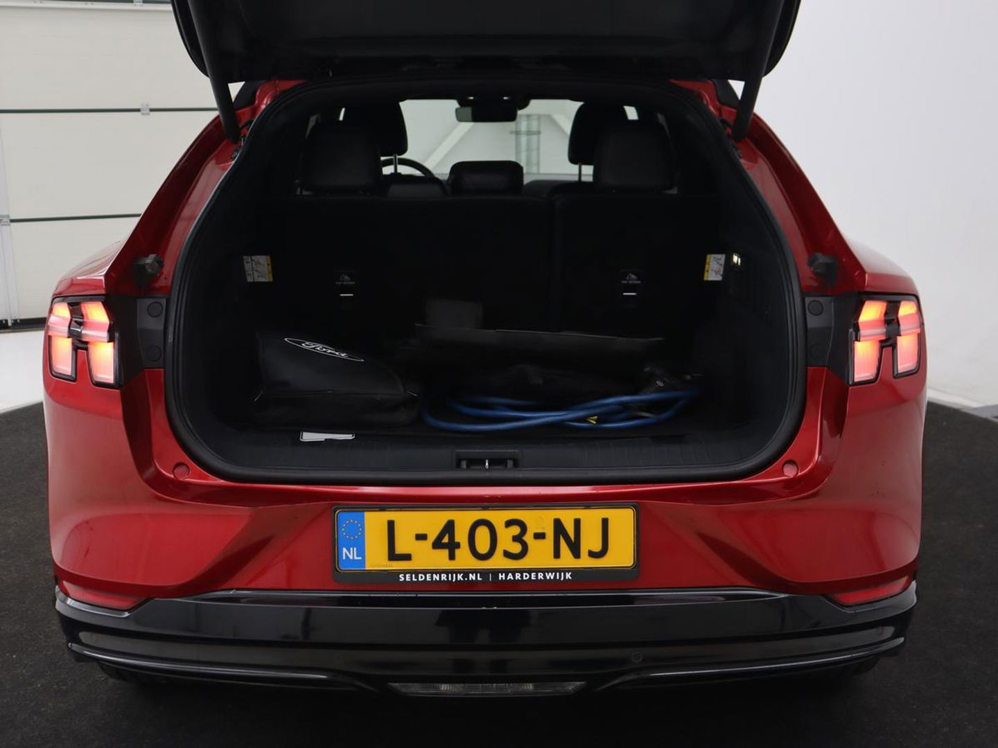 Ford Mustang Mach-E AWD 75 kWh | Panoramadak | 360 Camera | Leder | Stoelverwarming | Adaptive cruise | Carplay | Park Assist | Navigatie | Full LED | B&O Sound