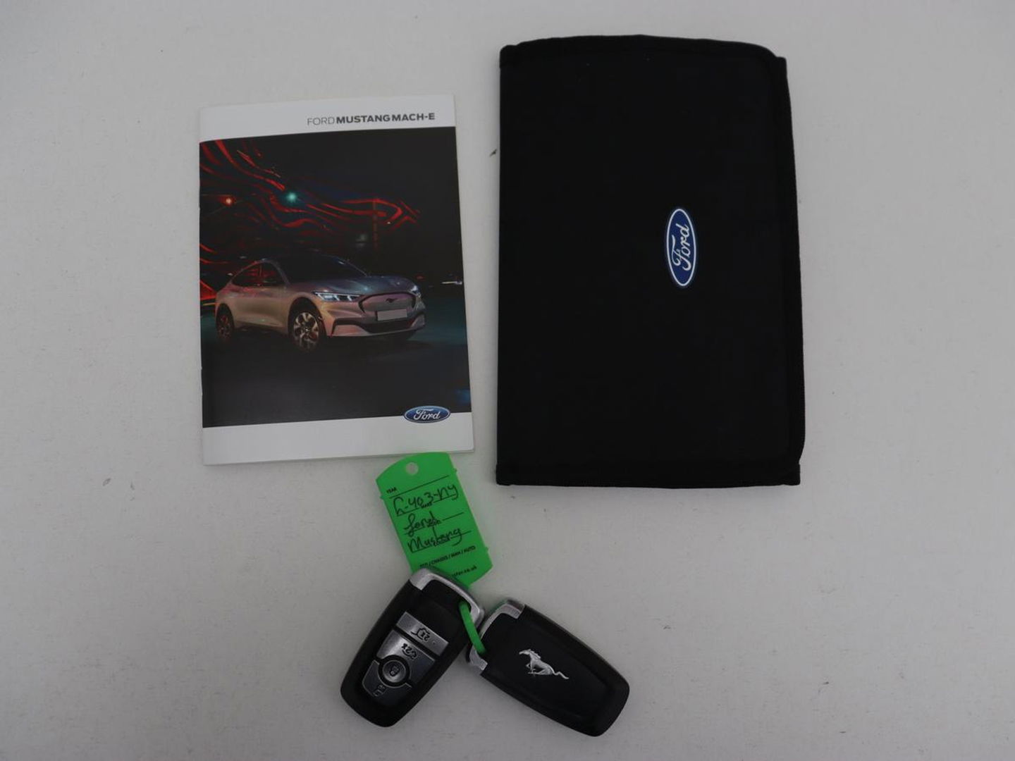 Ford Mustang Mach-E AWD 75 kWh | Panoramadak | 360 Camera | Leder | Stoelverwarming | Adaptive cruise | Carplay | Park Assist | Navigatie | Full LED | B&O Sound