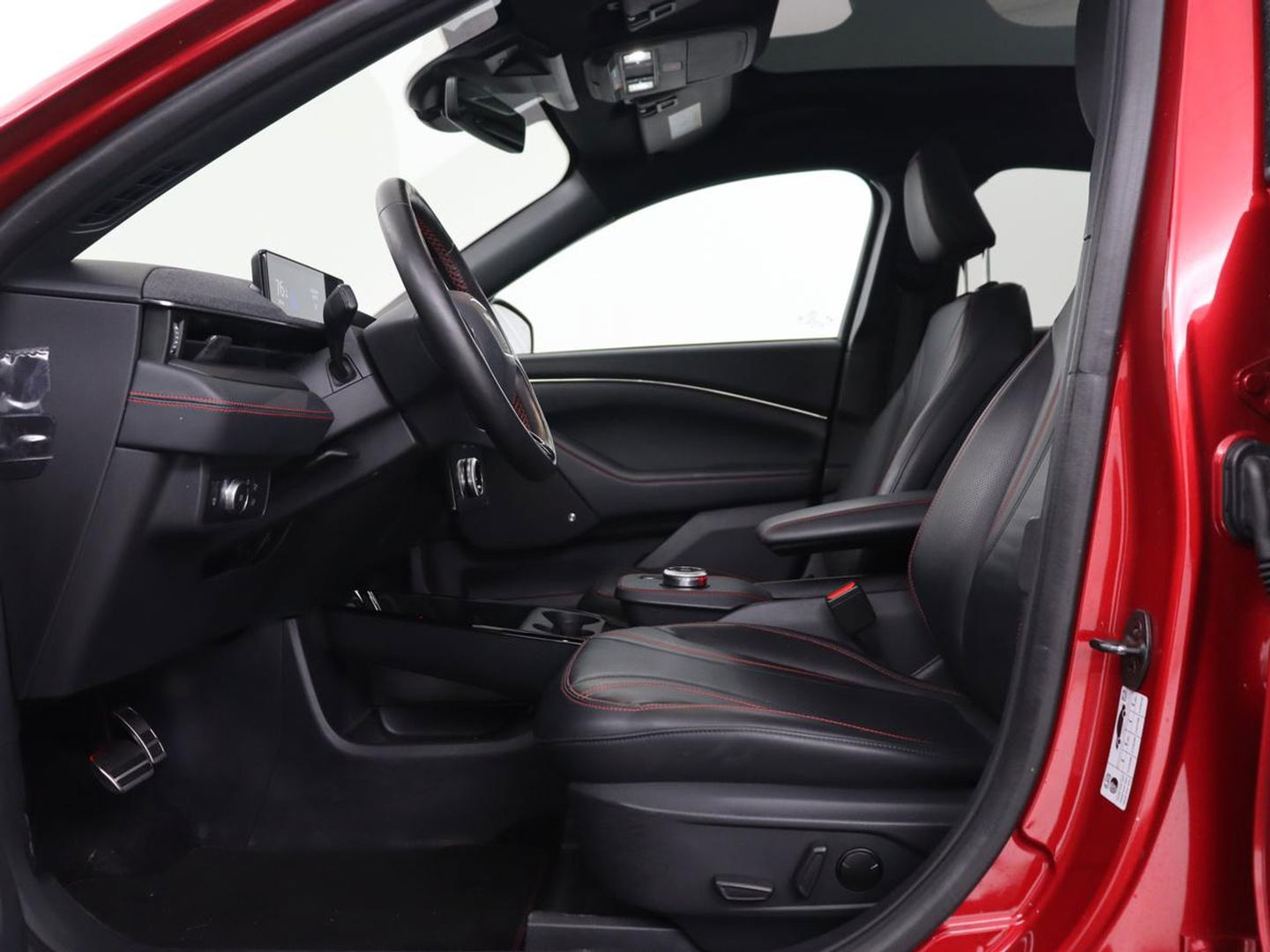 Ford Mustang Mach-E AWD 75 kWh | Panoramadak | 360 Camera | Leder | Stoelverwarming | Adaptive cruise | Carplay | Park Assist | Navigatie | Full LED | B&O Sound