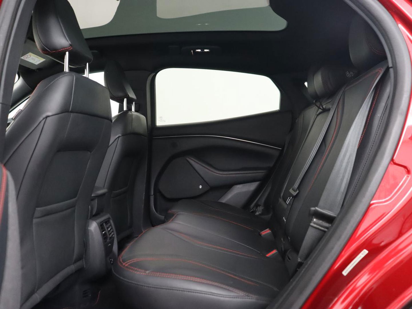 Ford Mustang Mach-E AWD 75 kWh | Panoramadak | 360 Camera | Leder | Stoelverwarming | Adaptive cruise | Carplay | Park Assist | Navigatie | Full LED | B&O Sound