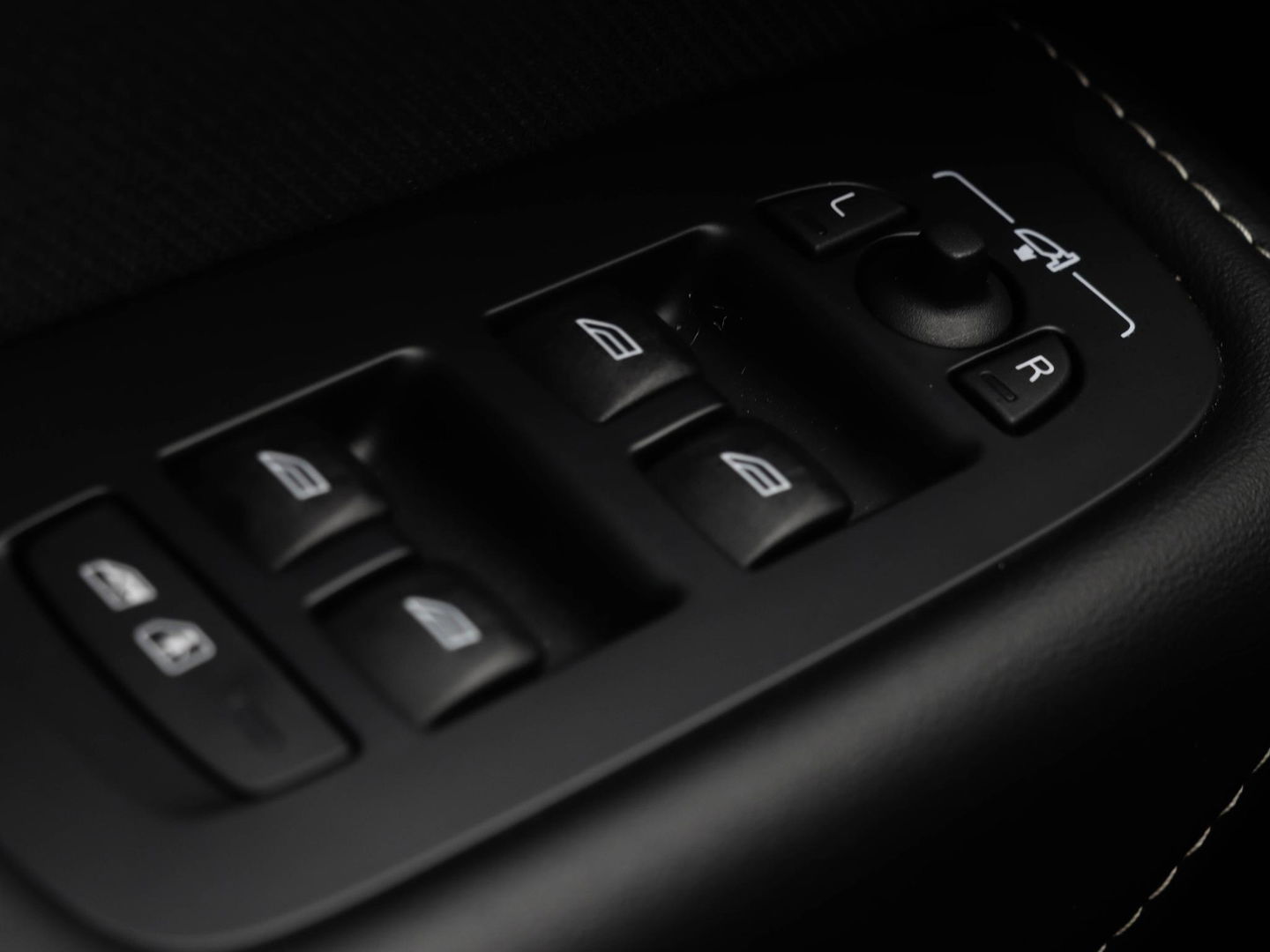 Volvo XC60 B4 Plus Dark Auto Panoramadak Harman Kardon 197pk