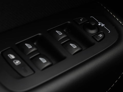 Volvo XC60 B4 Plus Dark Auto Panoramadak Harman Kardon 197pk