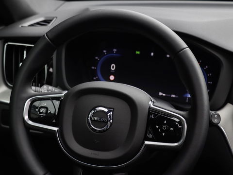 Volvo XC60 B4 Plus Dark Auto Panoramadak Harman Kardon 197pk