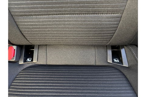 Ford Focus 1.0 TITANIUM X AIRCO WIDESCREEN PDC WINTERPACK.