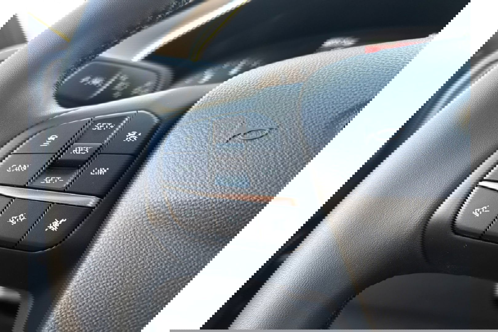 Ford Focus 1.0 TITANIUM X AIRCO WIDESCREEN PDC WINTERPACK.