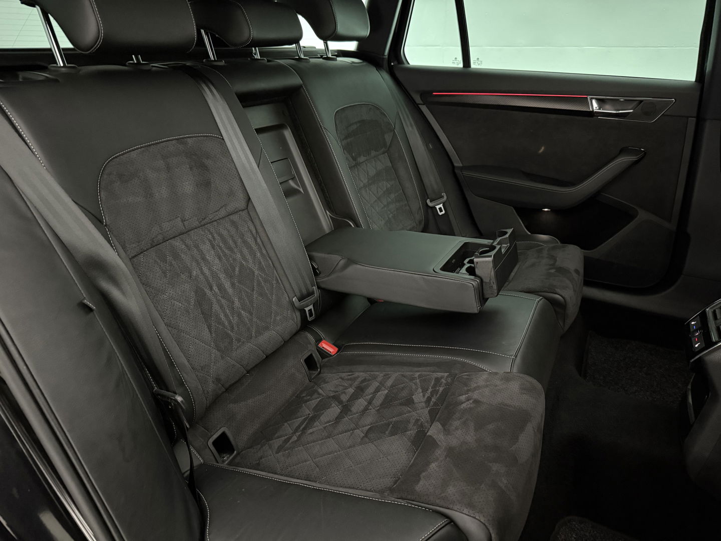 Škoda Superb 1.5 TSI 150PK ACT Sportline Business | Pano | Sfeerverl. | Virtual | Memory | Trekh. | Camera | Carplay | NAP