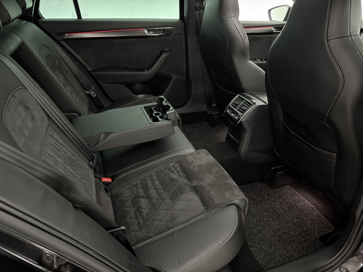 Škoda Superb 1.5 TSI 150PK ACT Sportline Business | Pano | Sfeerverl. | Virtual | Memory | Trekh. | Camera | Carplay | NAP