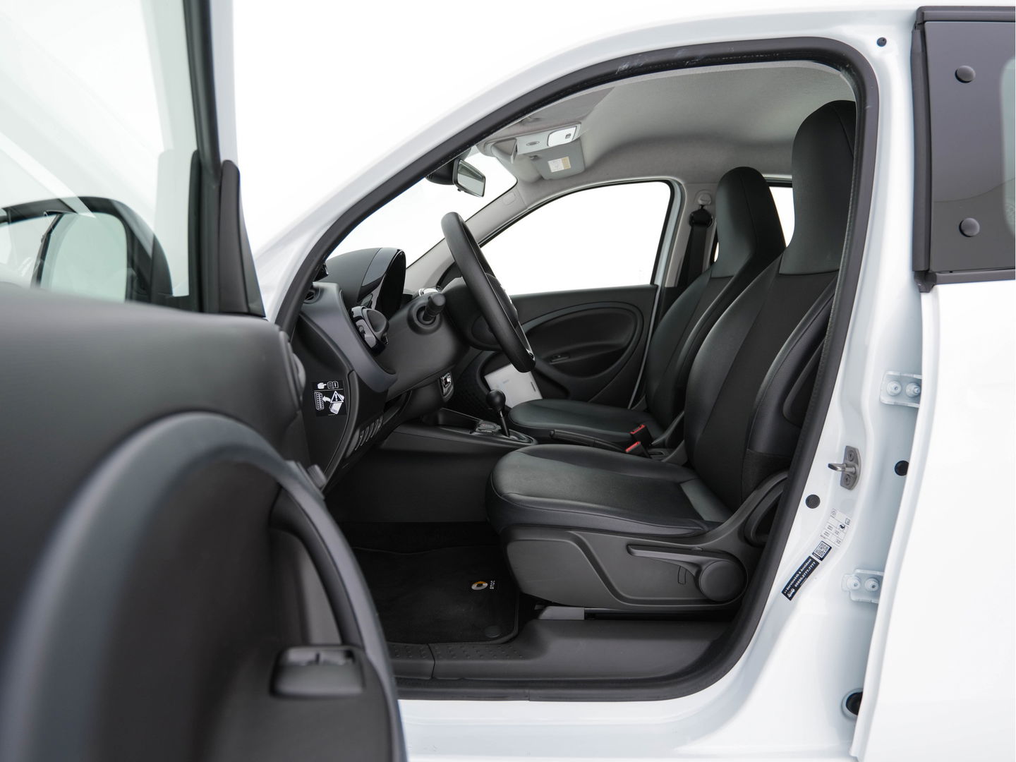 Smart Forfour EQ Essential 18 kWh [ 3-Fase ] (INCL-BTW) Aut. *FULL-LEATHER | AIRCO | CRUISE | DAB+ | COMFORT-SEATS | 15''ALU*