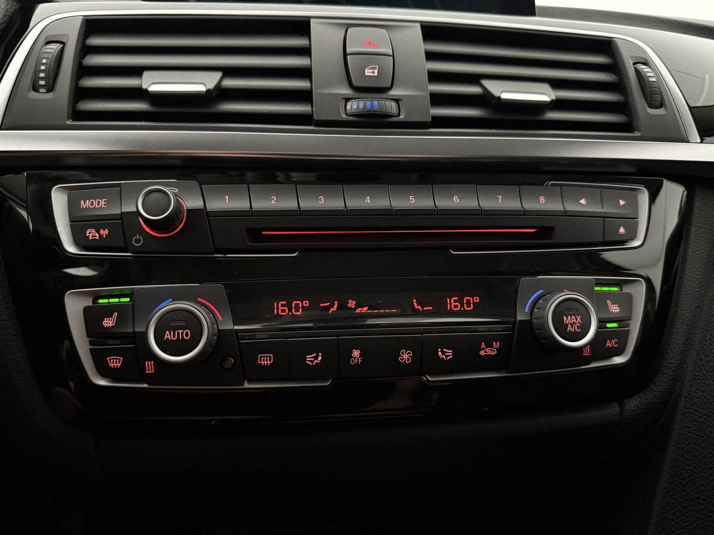 BMW 3 Serie 318i Executive | LED | Clima | Cruise | Navigatie | Parkeersens. | Stoelverw. | NAP