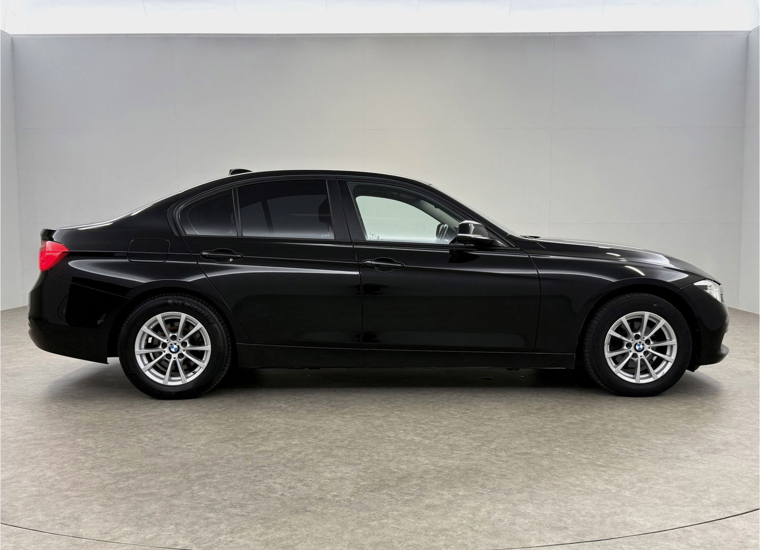 BMW 3 Serie 318i Executive | LED | Clima | Cruise | Navigatie | Parkeersens. | Stoelverw. | NAP