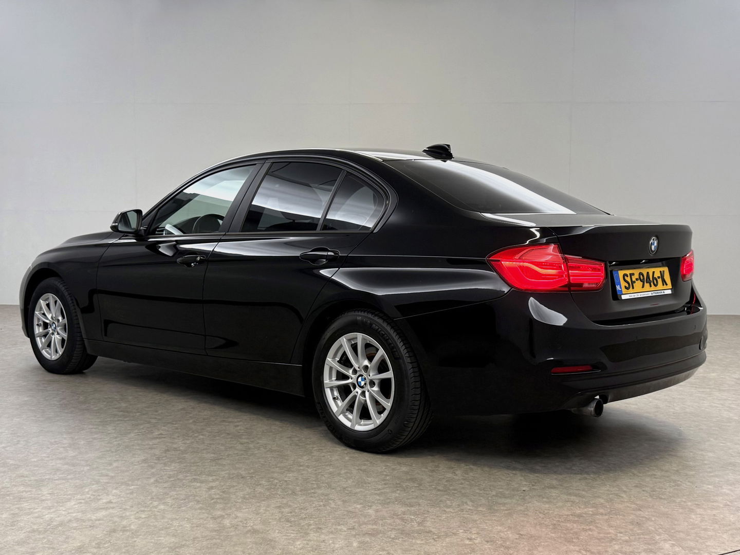 BMW 3 Serie 318i Executive | LED | Clima | Cruise | Navigatie | Parkeersens. | Stoelverw. | NAP