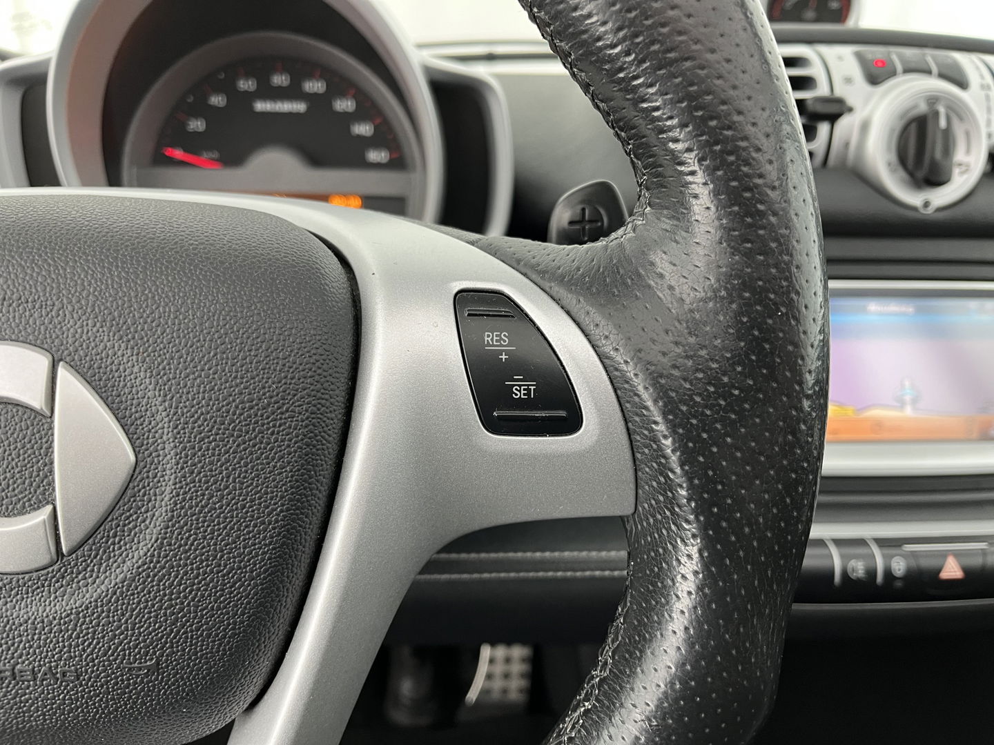 Smart Fortwo cabrio Electric drive Brabus Black-Edition 18 kWh {SOH-99%} Aut. *NAVI-FULLMAP | LEATHER | AIRCO | HEATED-SPORTSEATS | CRUISE | SHIFT-PADDLES  | AIRSCARF | 16'' ALU*