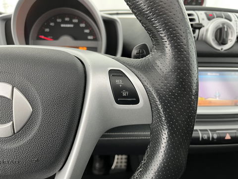 Smart Fortwo cabrio Electric drive Brabus Black-Edition 18 kWh {SOH-99%} Aut. *NAVI-FULLMAP | LEATHER | AIRCO | HEATED-SPORTSEATS | CRUISE | SHIFT-PADDLES  | AIRSCARF | 16'' ALU*