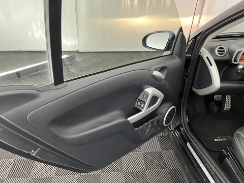 Smart Fortwo cabrio Electric drive Brabus Black-Edition 18 kWh {SOH-99%} Aut. *NAVI-FULLMAP | LEATHER | AIRCO | HEATED-SPORTSEATS | CRUISE | SHIFT-PADDLES  | AIRSCARF | 16'' ALU*