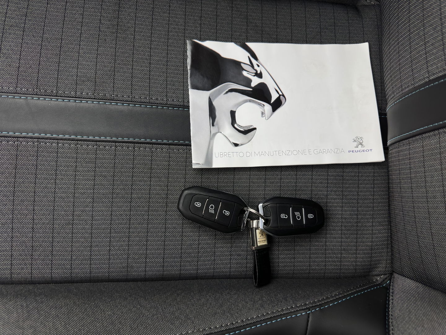 Peugeot e-208 EV Allure 50 kWh {SOH-91%} Aut *FULL-LED | DIGI-COCKPIT | BLINDSPOT | CAMERA | NAVI-FULLMAP | LANE-ASSIST | KEYLESS | DAB | CCS-FASTLOADER | TOP-VIEW | AMBIENT-LIGHT | PRIVACY-GLASS | 17"ALU*