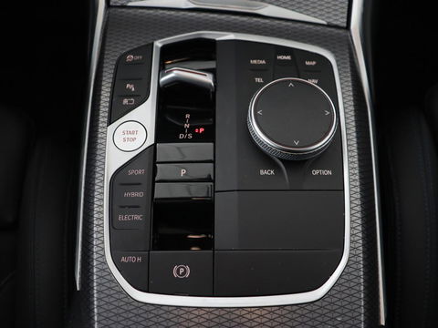 BMW 3-serie 320e M Sport | Panoramadak | Trekhaak | Stoelverwarming | Carplay | Sportstoelen | Leder/Alcantara | Navigatie | Widescreen Display | Sfeerverlichting | Parkeerhulp | PHEV | Plug In