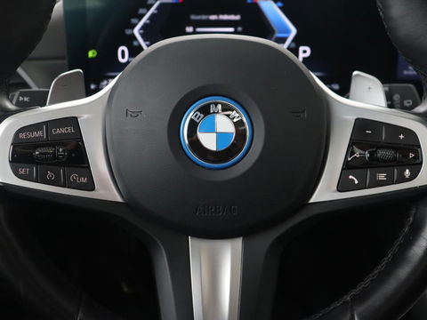 BMW 3-serie 320e M Sport | Panoramadak | Trekhaak | Stoelverwarming | Carplay | Sportstoelen | Leder/Alcantara | Navigatie | Widescreen Display | Sfeerverlichting | Parkeerhulp | PHEV | Plug In