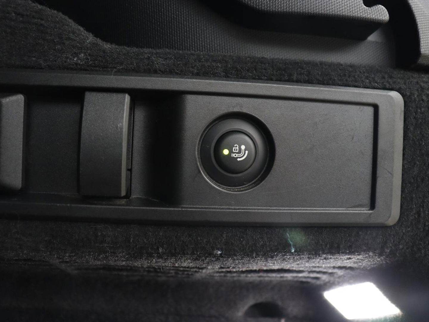 BMW 3-serie 320e M Sport | Panoramadak | Trekhaak | Stoelverwarming | Carplay | Sportstoelen | Leder/Alcantara | Navigatie | Widescreen Display | Sfeerverlichting | Parkeerhulp | PHEV | Plug In