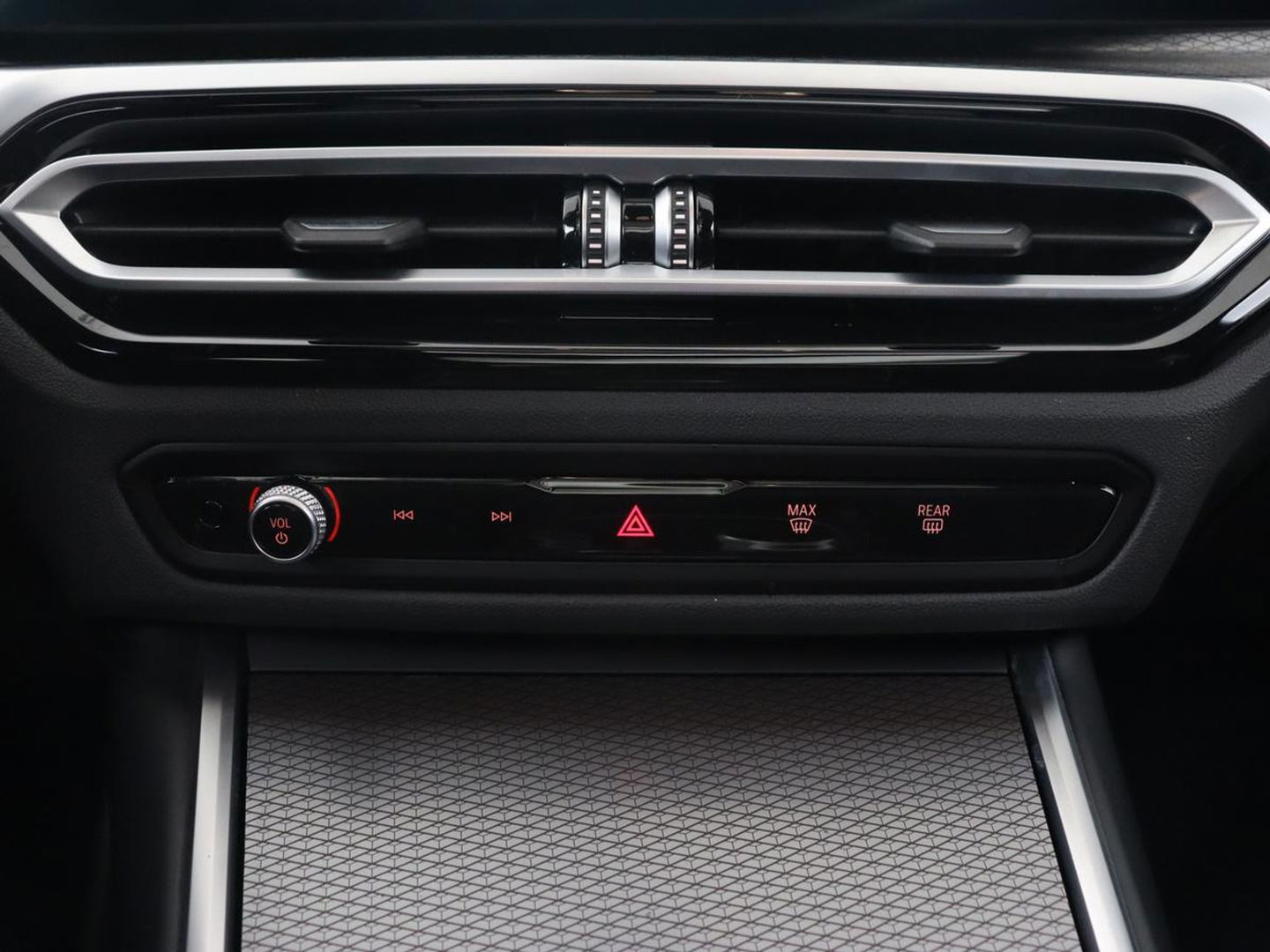 BMW 3-serie 320e M Sport | Panoramadak | Trekhaak | Stoelverwarming | Carplay | Sportstoelen | Leder/Alcantara | Navigatie | Widescreen Display | Sfeerverlichting | Parkeerhulp | PHEV | Plug In