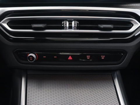 BMW 3-serie 320e M Sport | Panoramadak | Trekhaak | Stoelverwarming | Carplay | Sportstoelen | Leder/Alcantara | Navigatie | Widescreen Display | Sfeerverlichting | Parkeerhulp | PHEV | Plug In