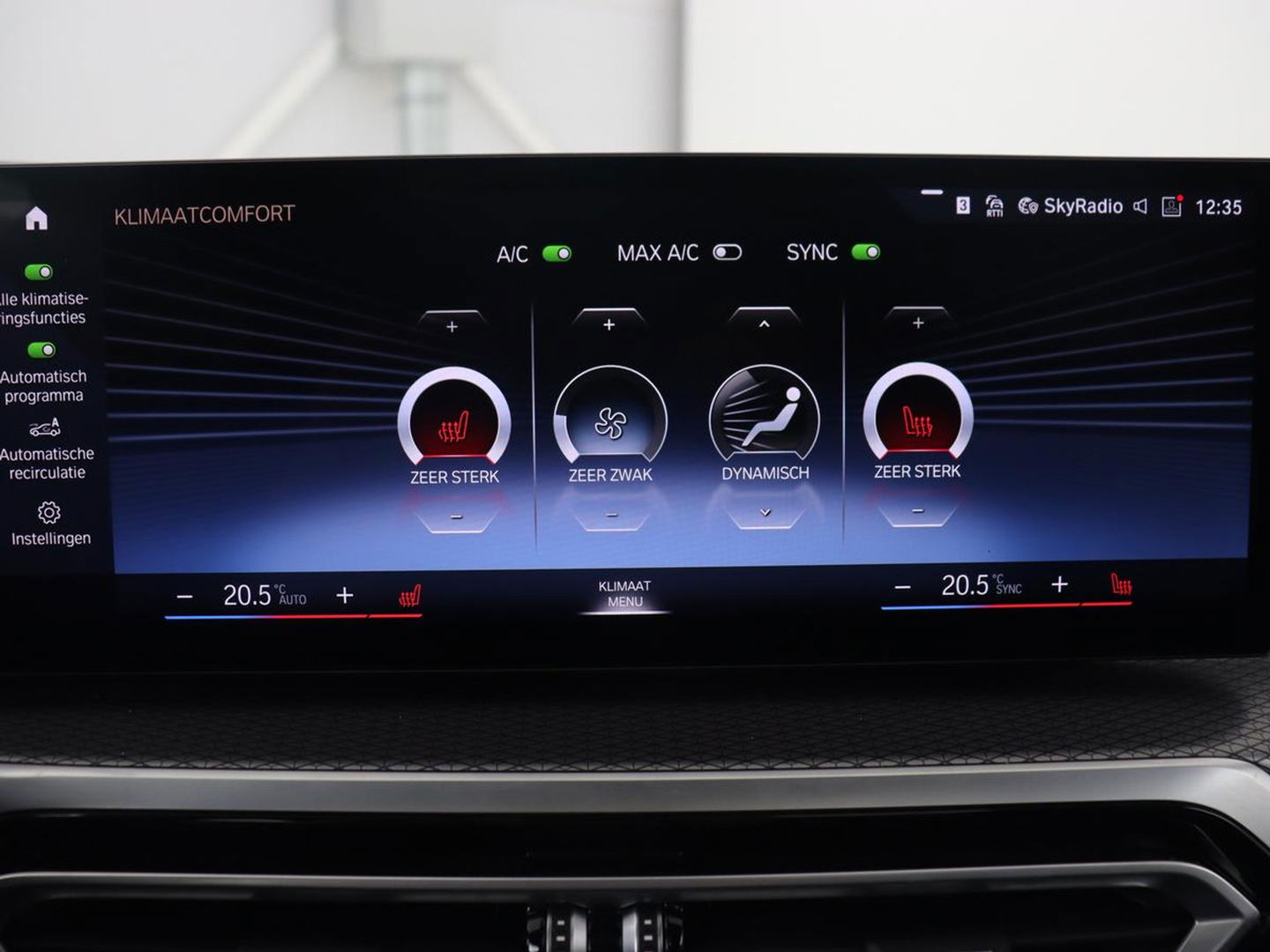 BMW 3-serie 320e M Sport | Panoramadak | Trekhaak | Stoelverwarming | Carplay | Sportstoelen | Leder/Alcantara | Navigatie | Widescreen Display | Sfeerverlichting | Parkeerhulp | PHEV | Plug In