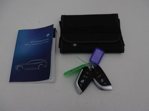 BMW 3-serie 320e M Sport | Panoramadak | Trekhaak | Stoelverwarming | Carplay | Sportstoelen | Leder/Alcantara | Navigatie | Widescreen Display | Sfeerverlichting | Parkeerhulp | PHEV | Plug In