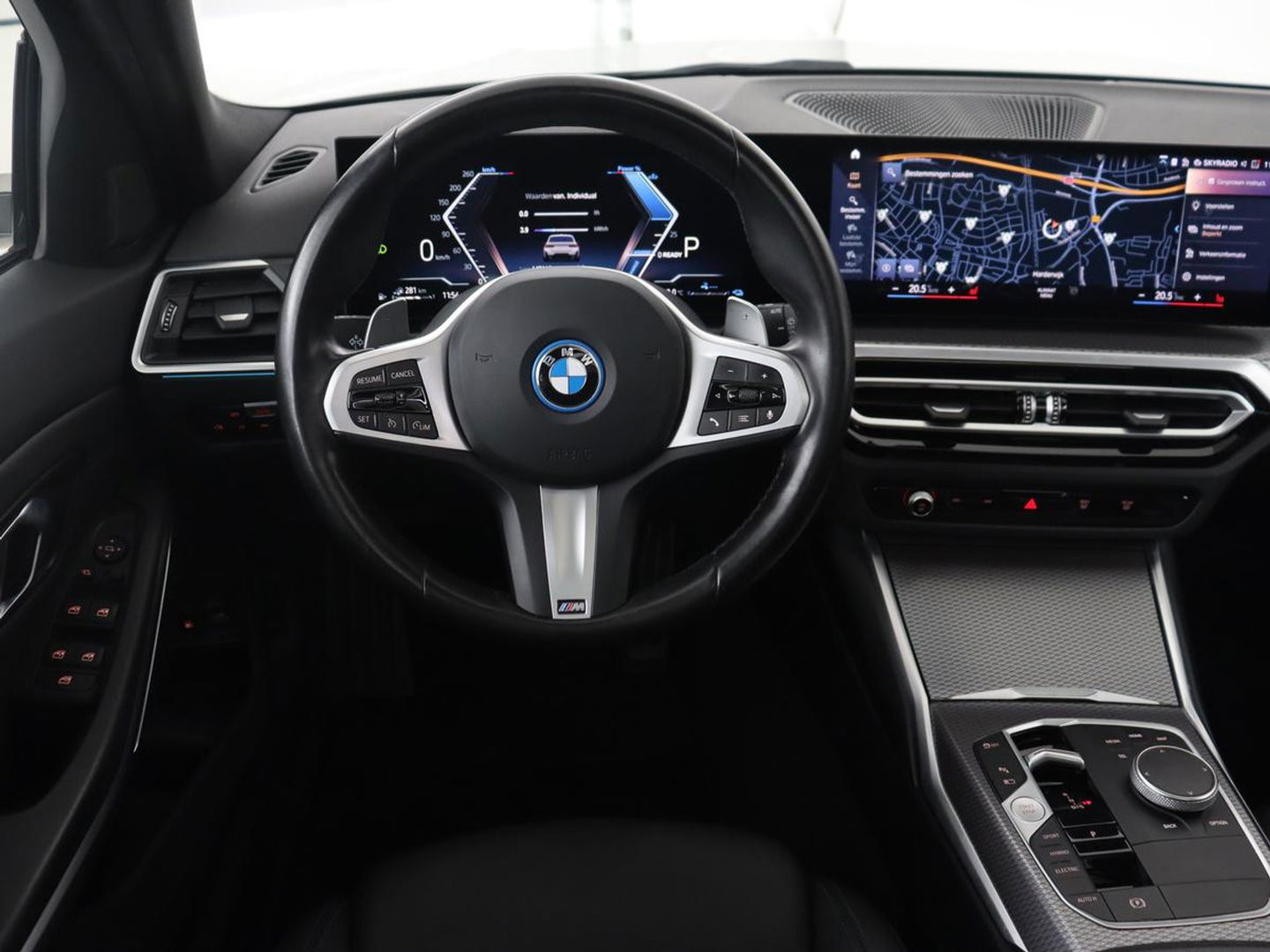 BMW 3-serie 320e M Sport | Panoramadak | Trekhaak | Stoelverwarming | Carplay | Sportstoelen | Leder/Alcantara | Navigatie | Widescreen Display | Sfeerverlichting | Parkeerhulp | PHEV | Plug In