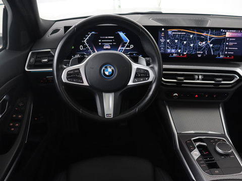 BMW 3-serie 320e M Sport | Panoramadak | Trekhaak | Stoelverwarming | Carplay | Sportstoelen | Leder/Alcantara | Navigatie | Widescreen Display | Sfeerverlichting | Parkeerhulp | PHEV | Plug In