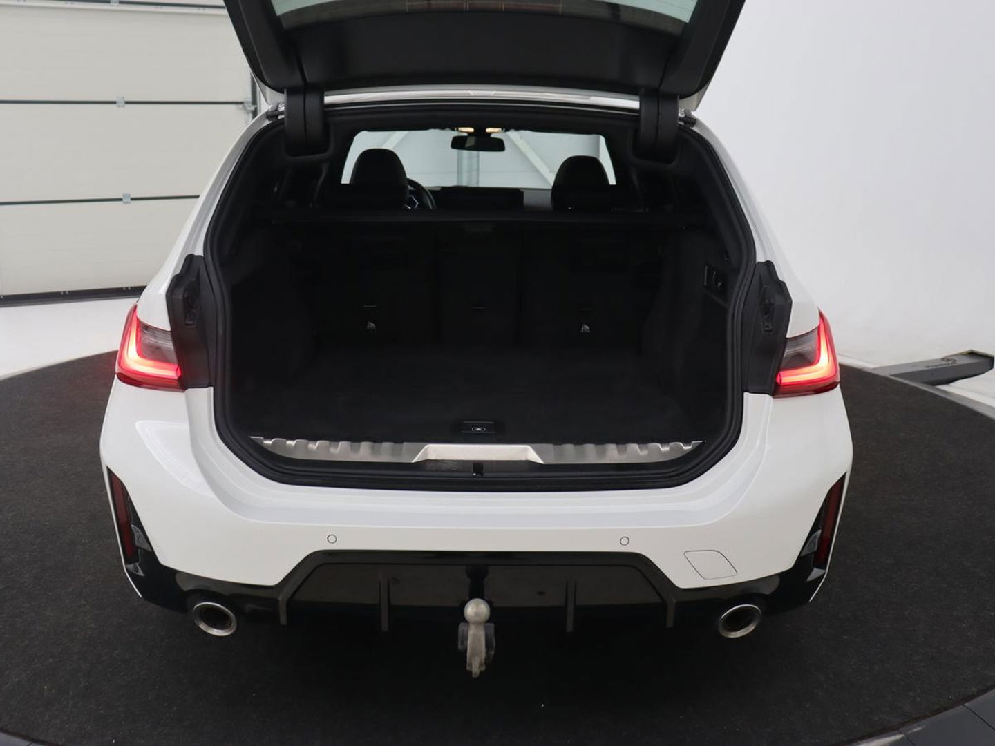 BMW 3-serie 320e M Sport | Panoramadak | Trekhaak | Stoelverwarming | Carplay | Sportstoelen | Leder/Alcantara | Navigatie | Widescreen Display | Sfeerverlichting | Parkeerhulp | PHEV | Plug In