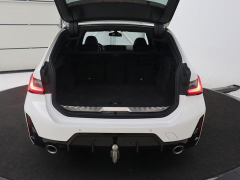 BMW 3-serie 320e M Sport | Panoramadak | Trekhaak | Stoelverwarming | Carplay | Sportstoelen | Leder/Alcantara | Navigatie | Widescreen Display | Sfeerverlichting | Parkeerhulp | PHEV | Plug In