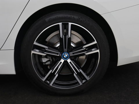 BMW 3-serie 320e M Sport | Panoramadak | Trekhaak | Stoelverwarming | Carplay | Sportstoelen | Leder/Alcantara | Navigatie | Widescreen Display | Sfeerverlichting | Parkeerhulp | PHEV | Plug In