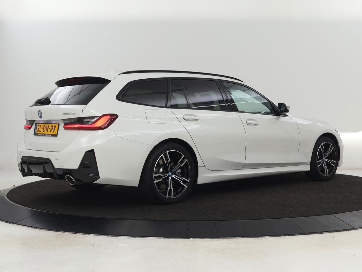 BMW 3-serie 320e M Sport | Panoramadak | Trekhaak | Stoelverwarming | Carplay | Sportstoelen | Leder/Alcantara | Navigatie | Widescreen Display | Sfeerverlichting | Parkeerhulp | PHEV | Plug In