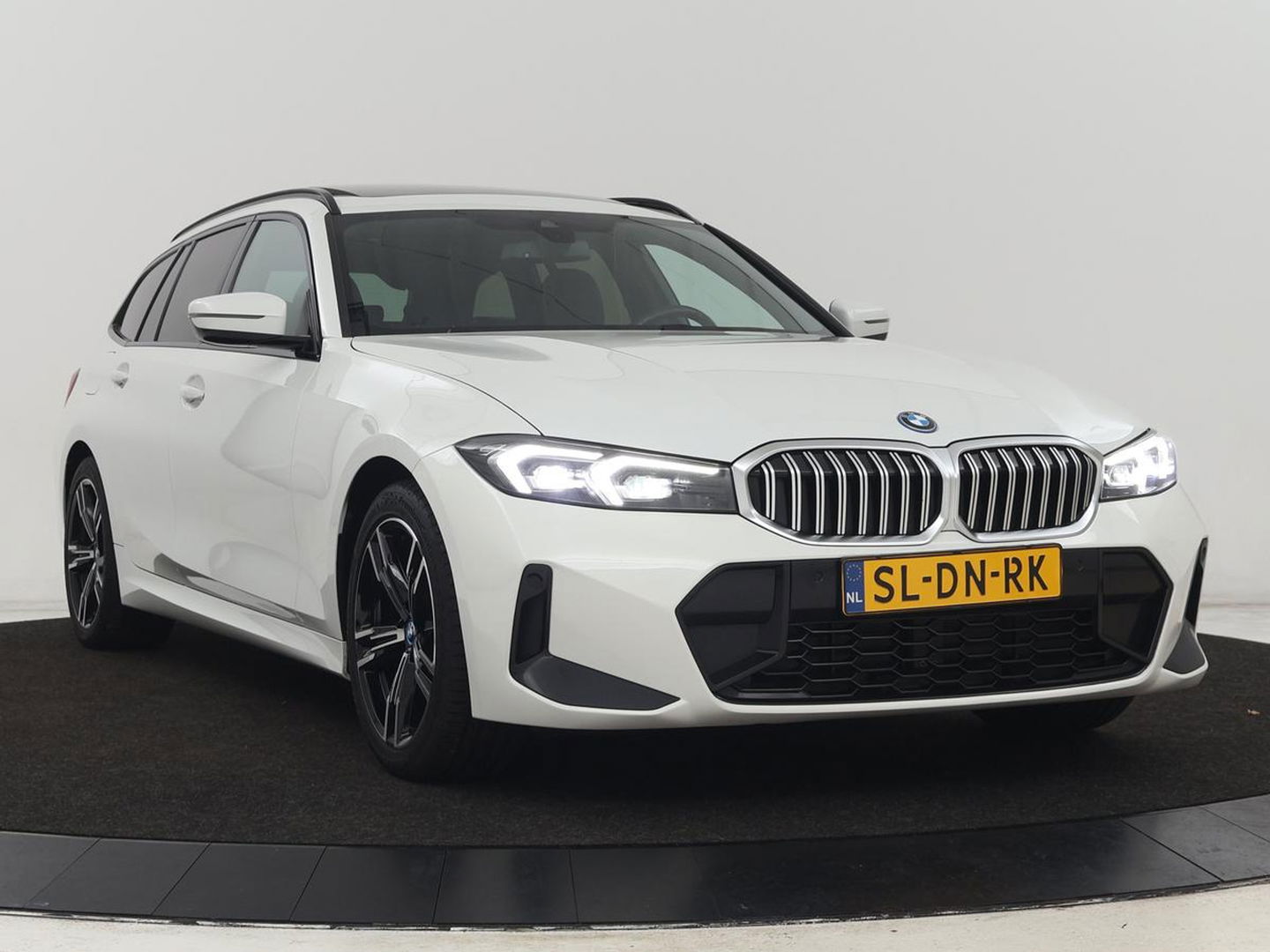 BMW 3-serie 320e M Sport | Panoramadak | Trekhaak | Stoelverwarming | Carplay | Sportstoelen | Leder/Alcantara | Navigatie | Widescreen Display | Sfeerverlichting | Parkeerhulp | PHEV | Plug In