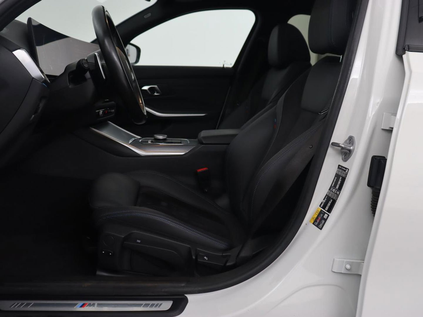 BMW 3-serie 320e M Sport | Panoramadak | Trekhaak | Stoelverwarming | Carplay | Sportstoelen | Leder/Alcantara | Navigatie | Widescreen Display | Sfeerverlichting | Parkeerhulp | PHEV | Plug In