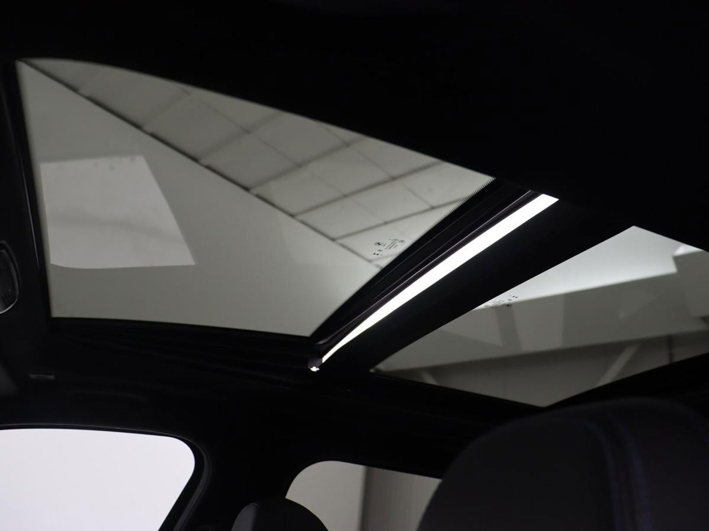 BMW 3-serie 320e M Sport | Panoramadak | Trekhaak | Stoelverwarming | Carplay | Sportstoelen | Leder/Alcantara | Navigatie | Widescreen Display | Sfeerverlichting | Parkeerhulp | PHEV | Plug In