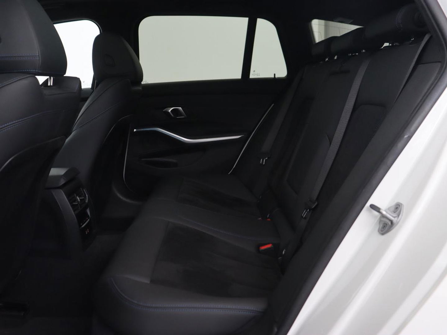 BMW 3-serie 320e M Sport | Panoramadak | Trekhaak | Stoelverwarming | Carplay | Sportstoelen | Leder/Alcantara | Navigatie | Widescreen Display | Sfeerverlichting | Parkeerhulp | PHEV | Plug In